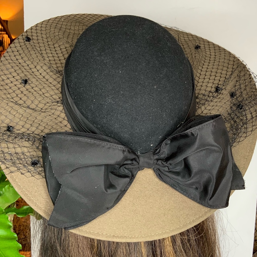 Vintage Hat Bow Netting Wool Whittall & Shon #B3